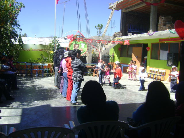 PADRES RECIBEN SU PRESENTE