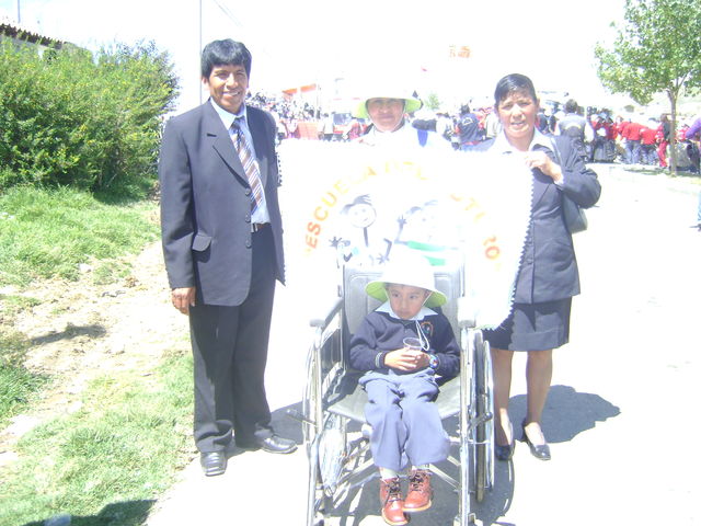 JESÚS DE  4 AÑOS Y LOS PROMOTORES EDUCATIVOS