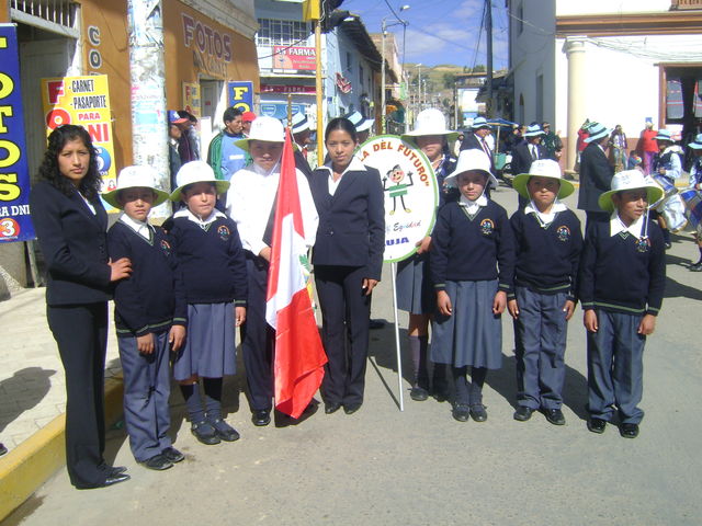 NIÑOS Y DOCENTES EN LA PLAZA DE JAUJA